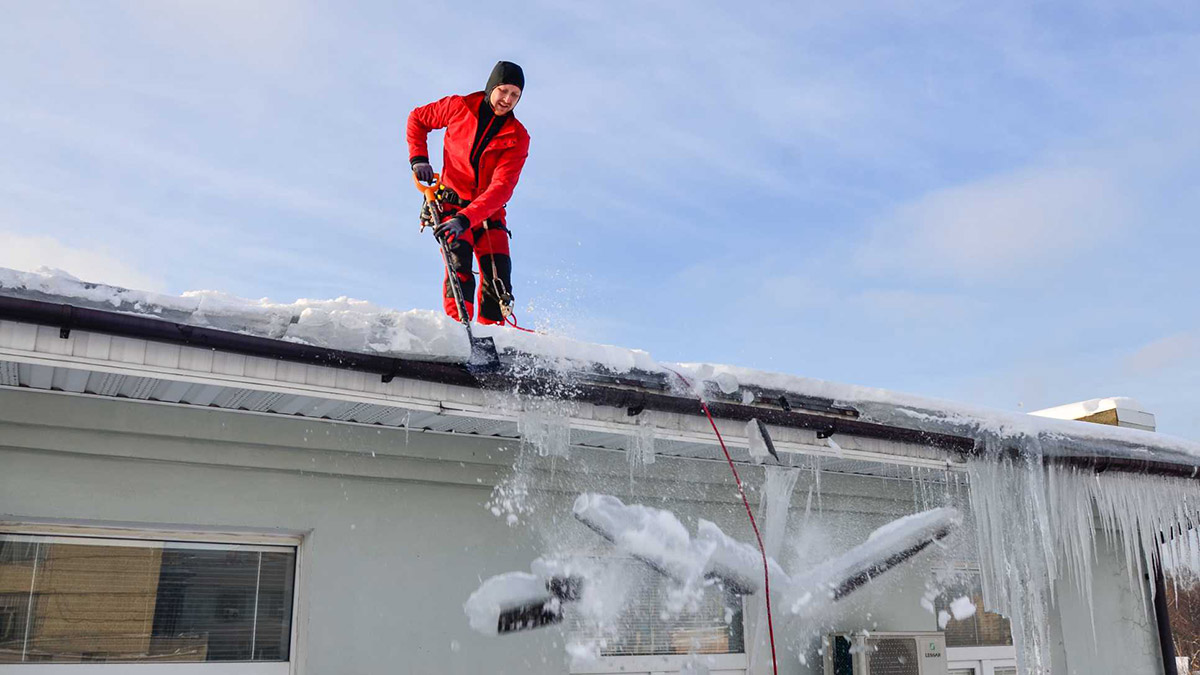 Нужно ли чистить снег с крыши