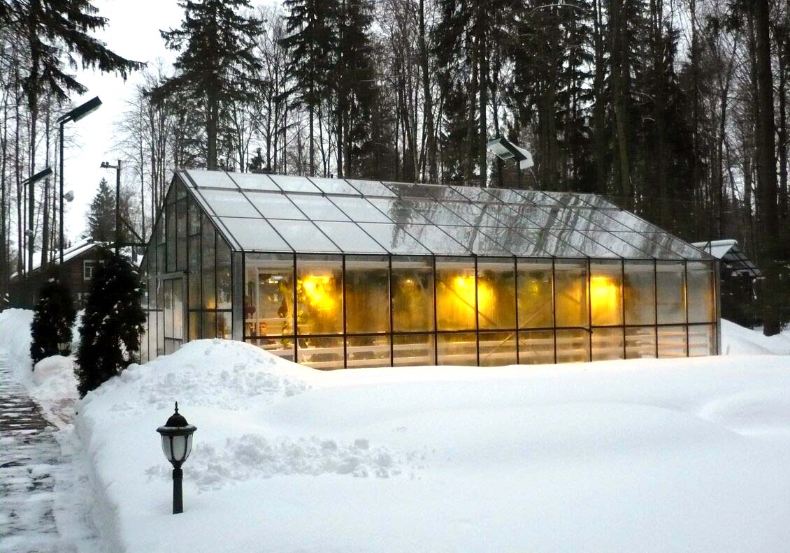 Зимняя теплица с двухскатной крышей